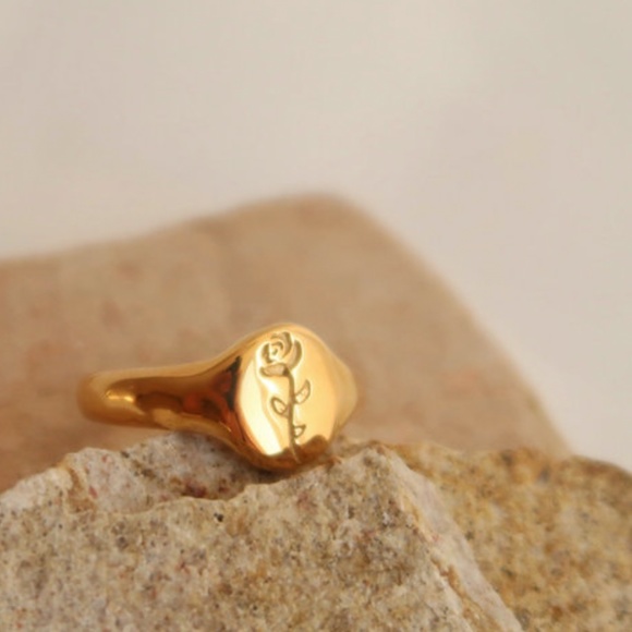 Signet Embossed Flower Gold Statement Ring - Picture 1 of 5